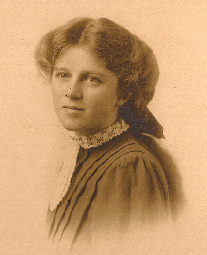 Photo of photos/Johanna McLennan b1895 portrait